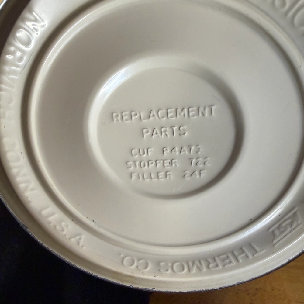 Vintage Thermos Red Mod Stripe Vacuum Bottles Picnic Tote Set USA – 1 Dented - Picture 3 of 6